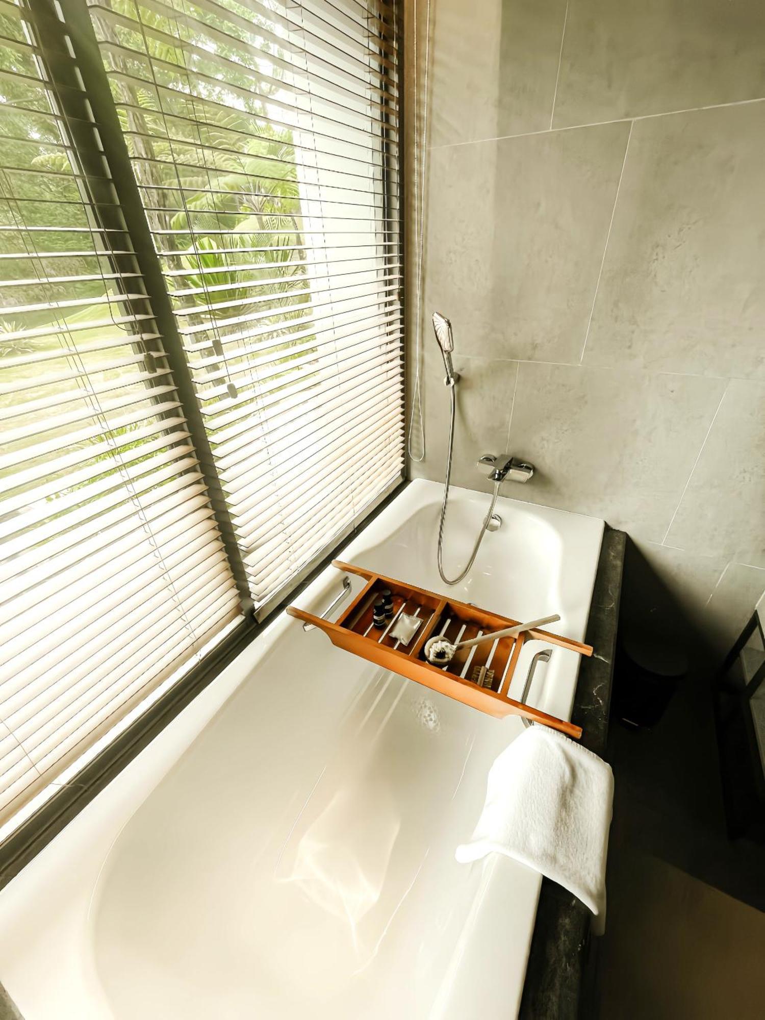 더 보타니카 생추어리 펀칵 객실 사진 A bathtub with a shower