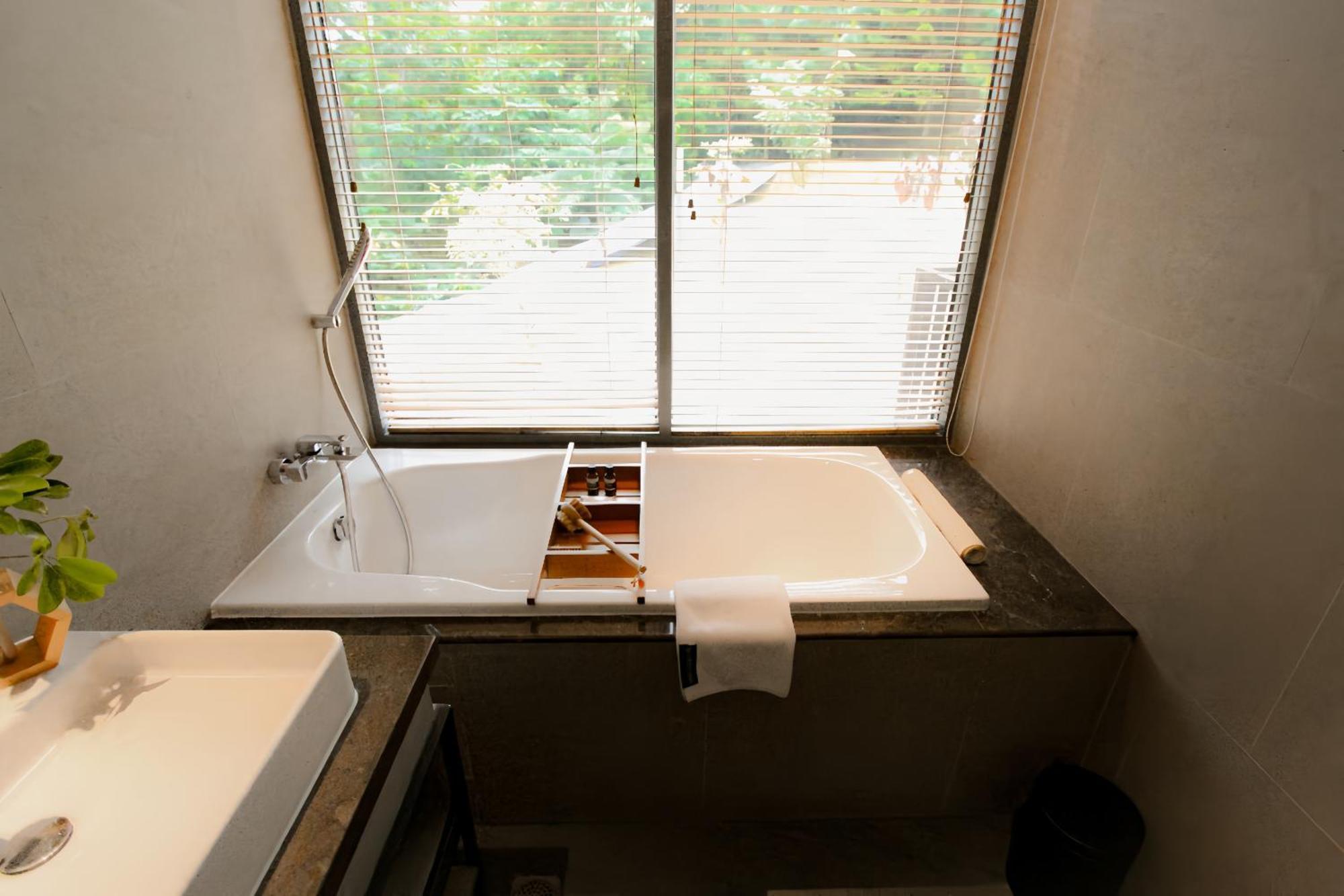 더 보타니카 생추어리 펀칵 객실 사진 A bathtub