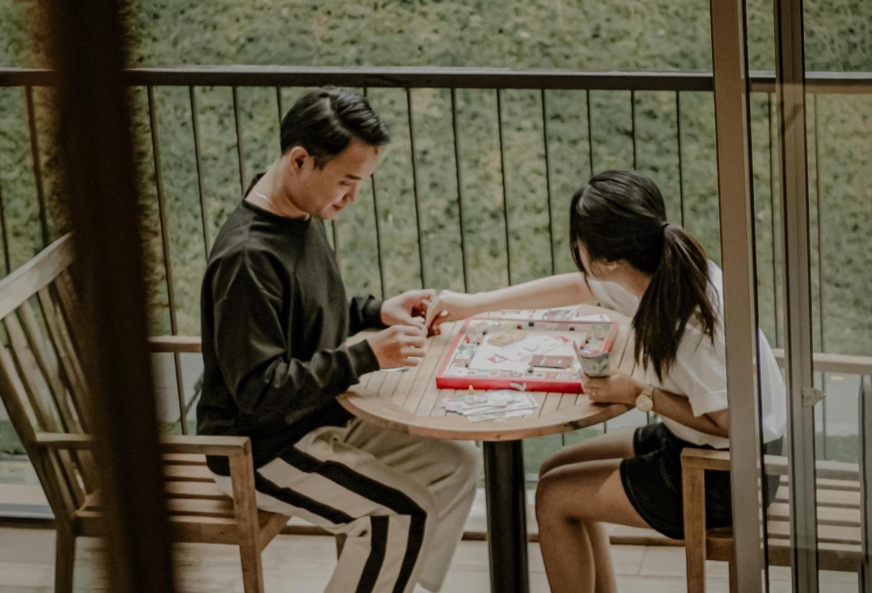 더 보타니카 생추어리 펀칵 외부 사진 Two people playing a game of Chinese chess